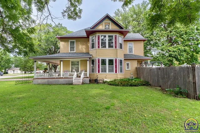 $190,000 | 111 East 10th Street, Alma, KS 66401