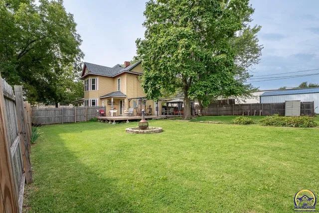 $190,000 | 111 East 10th Street, Alma, KS 66401