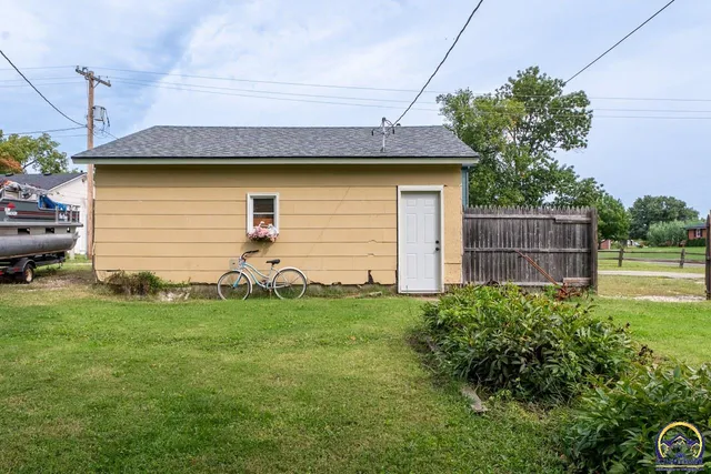 $190,000 | 111 East 10th Street, Alma, KS 66401