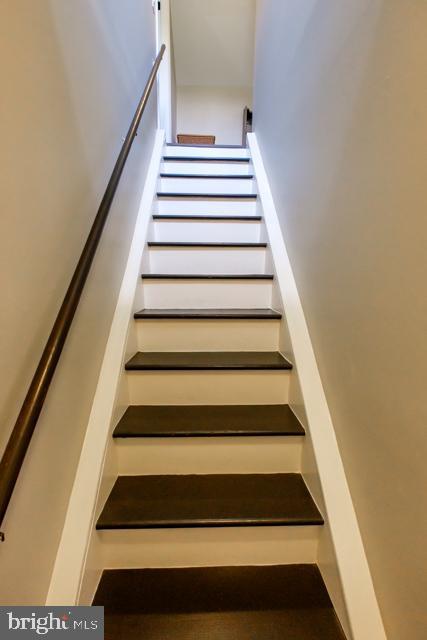31 Bordentown Chesterfield Road Chesterfield, NJ 08515 - Photo 23 of 55 2nd Floor Staircase