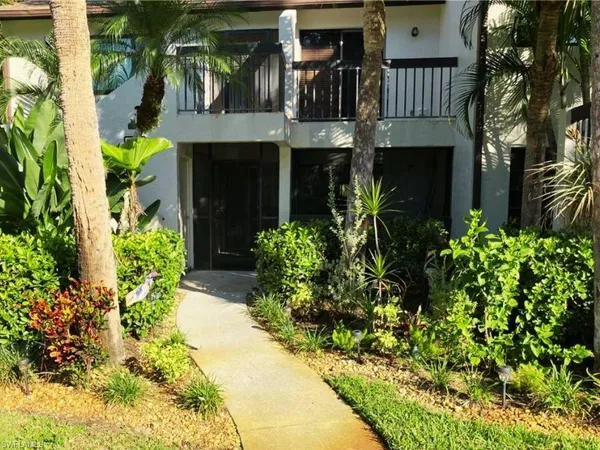 a view of entryway front of house