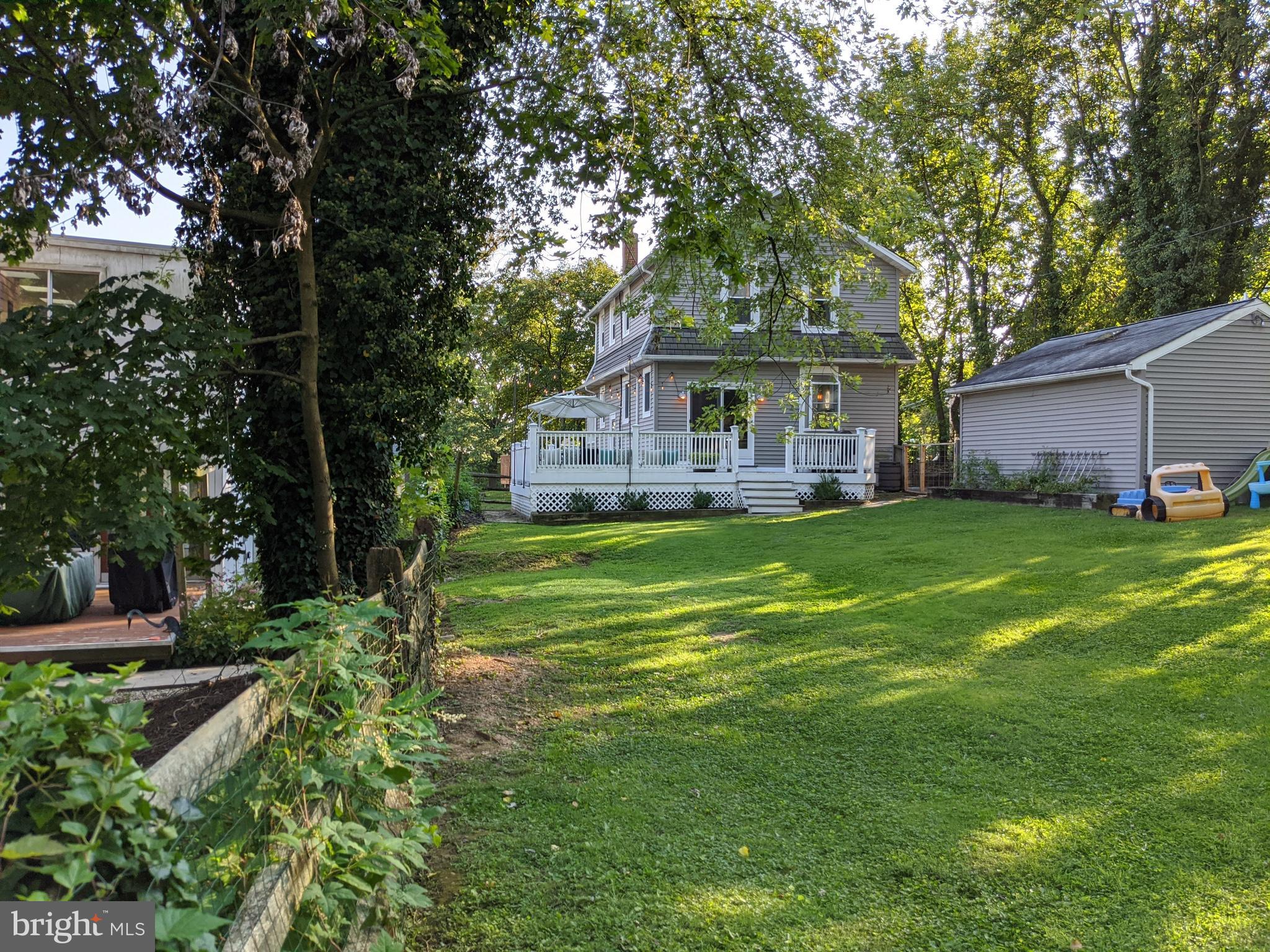 910 Overbrook Road Baltimore, MD 21239 - Photo 45 of 50 a front view of house with yard and green space