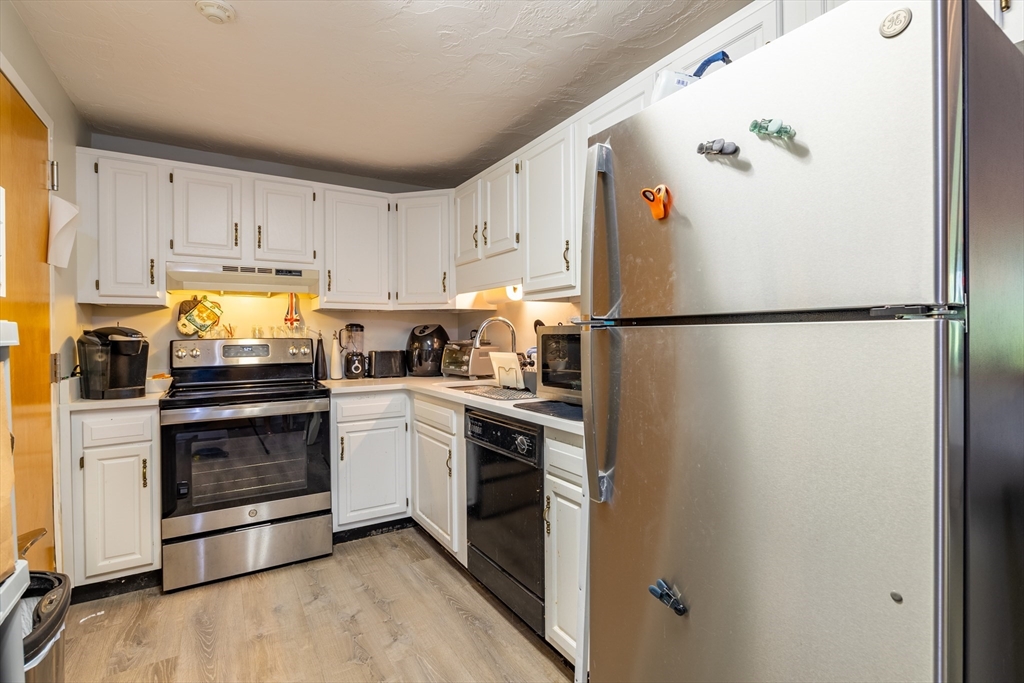 189 Littleton Road, Unit 10 Chelmsford, MA 01824 - Photo 6 of 15 a kitchen with a refrigerator and a stove