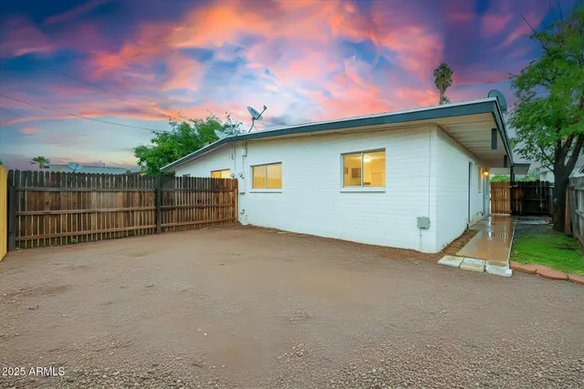 a view of a backyard