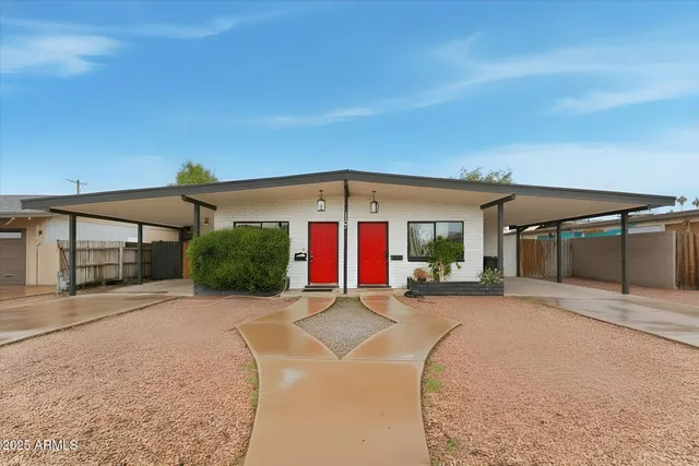 a view of a house with porch and a yard