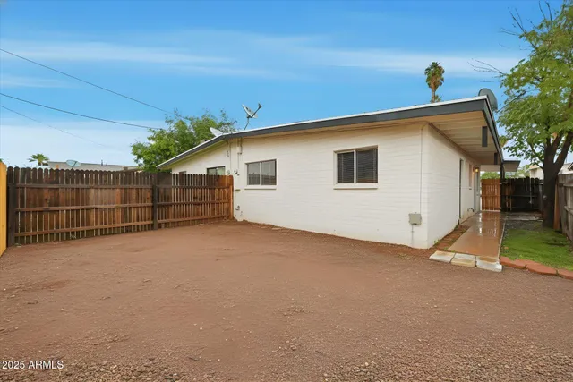 a view of a house with a backyard