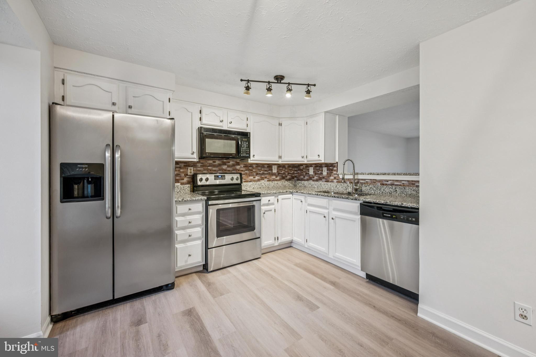 29 Wagon Wheel Drive Sicklerville, NJ 08081 - Photo 3 of 18 a kitchen with a refrigerator stove and microwave