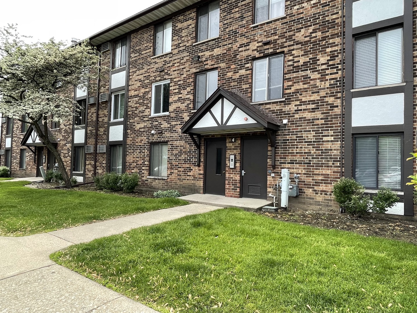 4 Timber Lane, Unit 3, Vernon Hills, IL 60061 Compass