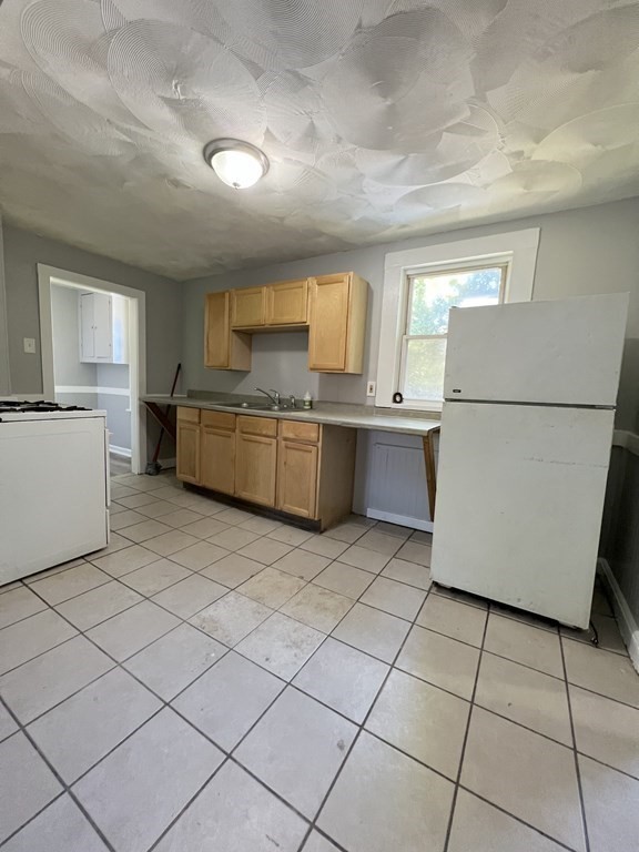 74 Everett Street Springfield, MA 01104 - Photo 9 of 13