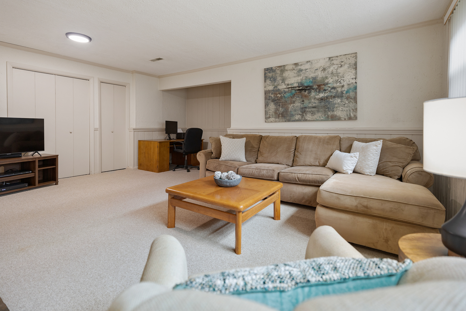 1827 West Sherry Lane Addison, IL 60101 - Photo 21 of 31 a living room with furniture and a flat screen tv