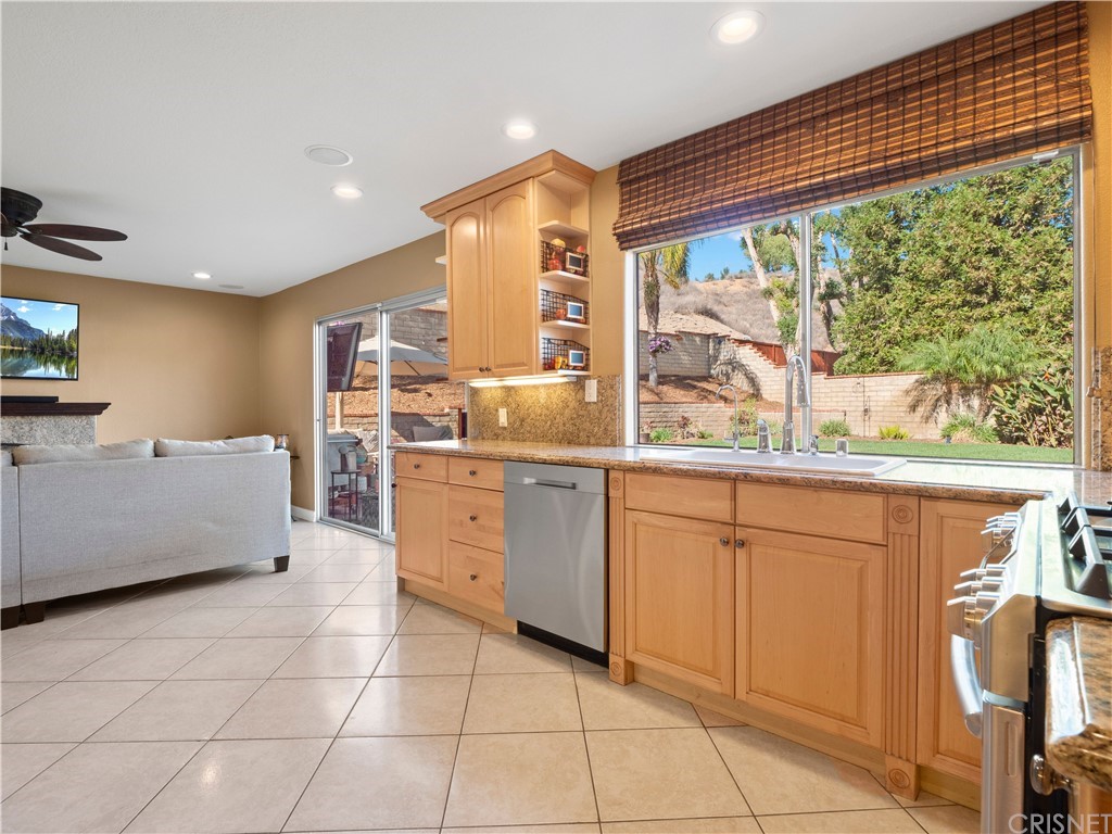 28043 Nantucket Street Castaic, CA 91384 - Photo 12 of 61