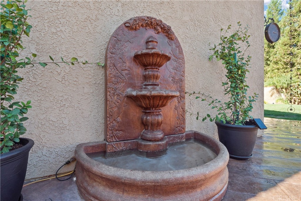 28043 Nantucket Street Castaic, CA 91384 - Photo 47 of 61 a vase of flowers sitting on a table