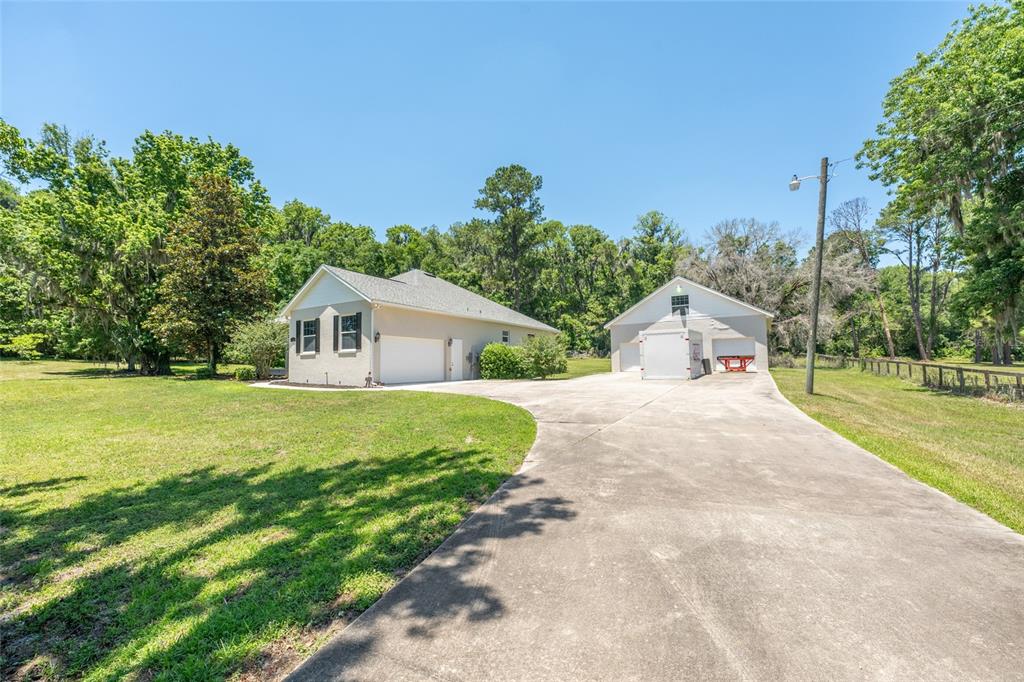 4735 Southeast 112th Street Road Belleview, FL 34420 - Photo 4 of 73 a front view of a house with garden