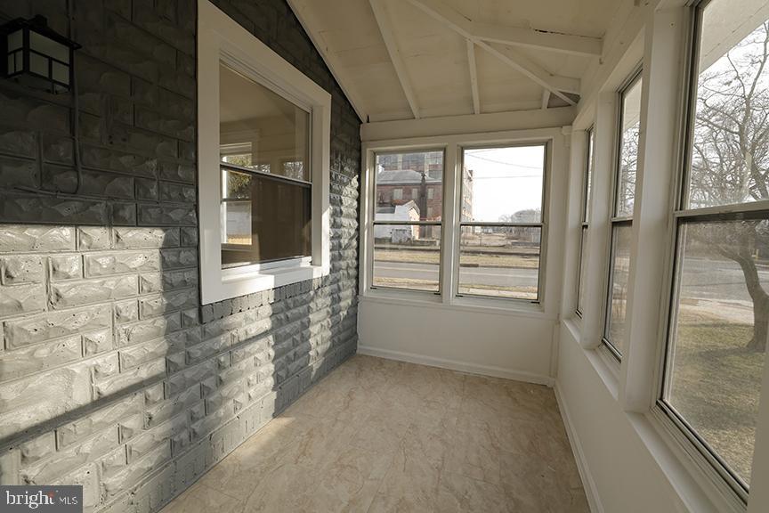 666 Manor Road Beverly, NJ 08010 - Photo 4 of 30