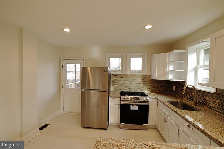 666 Manor Road Beverly, NJ 08010 - Photo 9 of 30