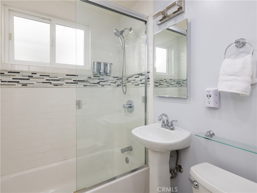 955 Virginia Street El Segundo, CA 90245 - Photo 12 of 43 a bathroom with a sink a toilet and bathtub