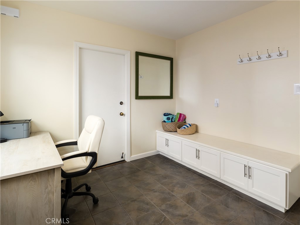 955 Virginia Street El Segundo, CA 90245 - Photo 14 of 43 a workspace with a desk chair and painted walls