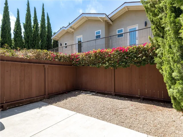 a view of a back yard