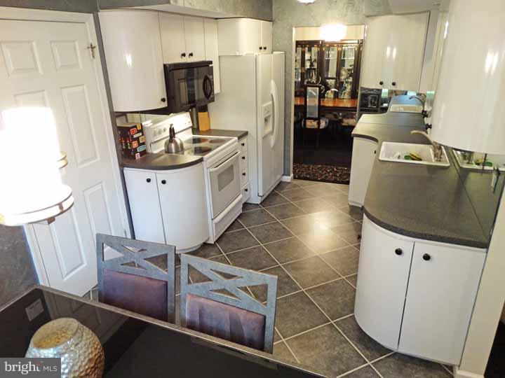 201 North Timber Road Holland, PA 18966 - Photo 10 of 23 Kitchen