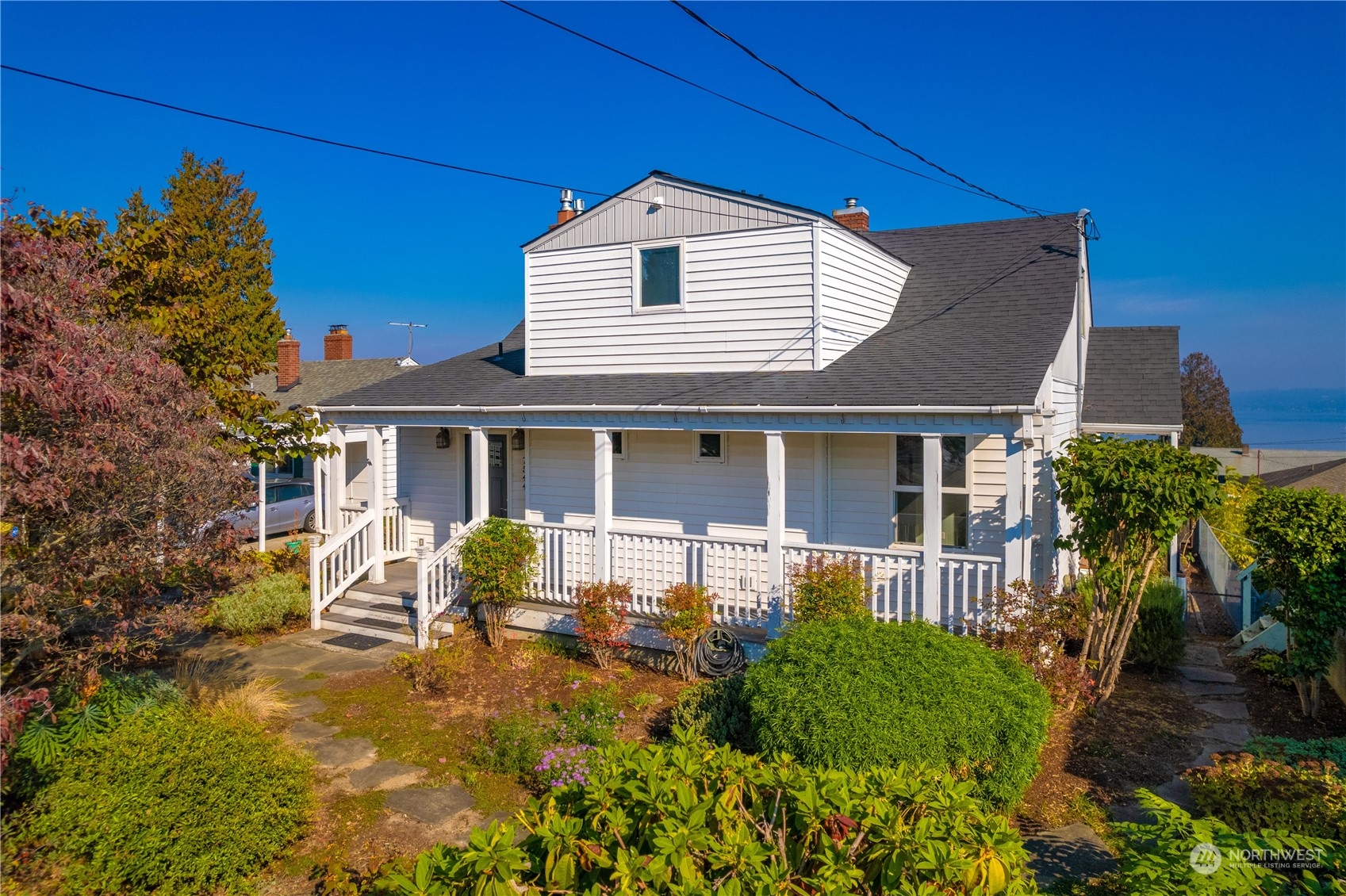 7544 South Sunnycrest Road Seattle, WA 98178 - Photo 1 of 40 a front view of a house with garden