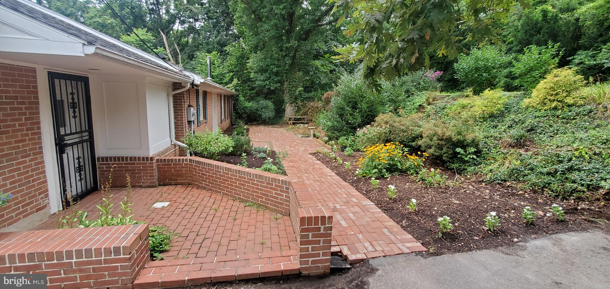 2060 Winding Road York, PA 17408 - Photo 4 of 14 Gallery Image 4
