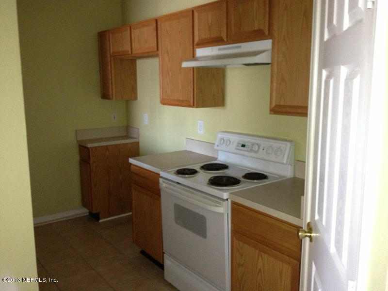 7990 Baymeadows Road East, Unit 426 Jacksonville, FL 32256 - Photo 11 of 14 a kitchen with a stove and a microwave