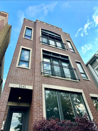 $3,800 | 1041 West Grace Street, Unit 2, Chicago, IL 60613