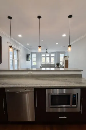 $3,800 | 1041 West Grace Street, Unit 2, Chicago, IL 60613