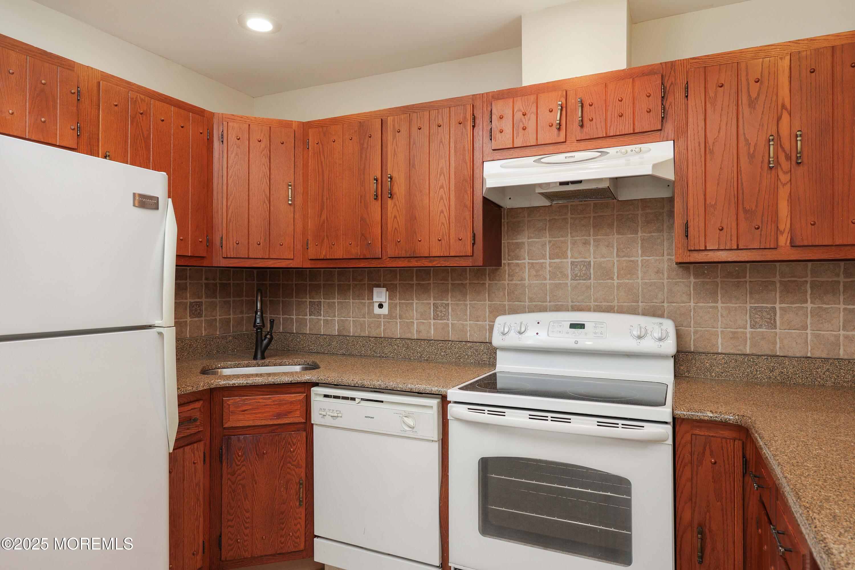 109 Lexington Court Red Bank, NJ 07701 - Photo 25 of 62 Kitchen
