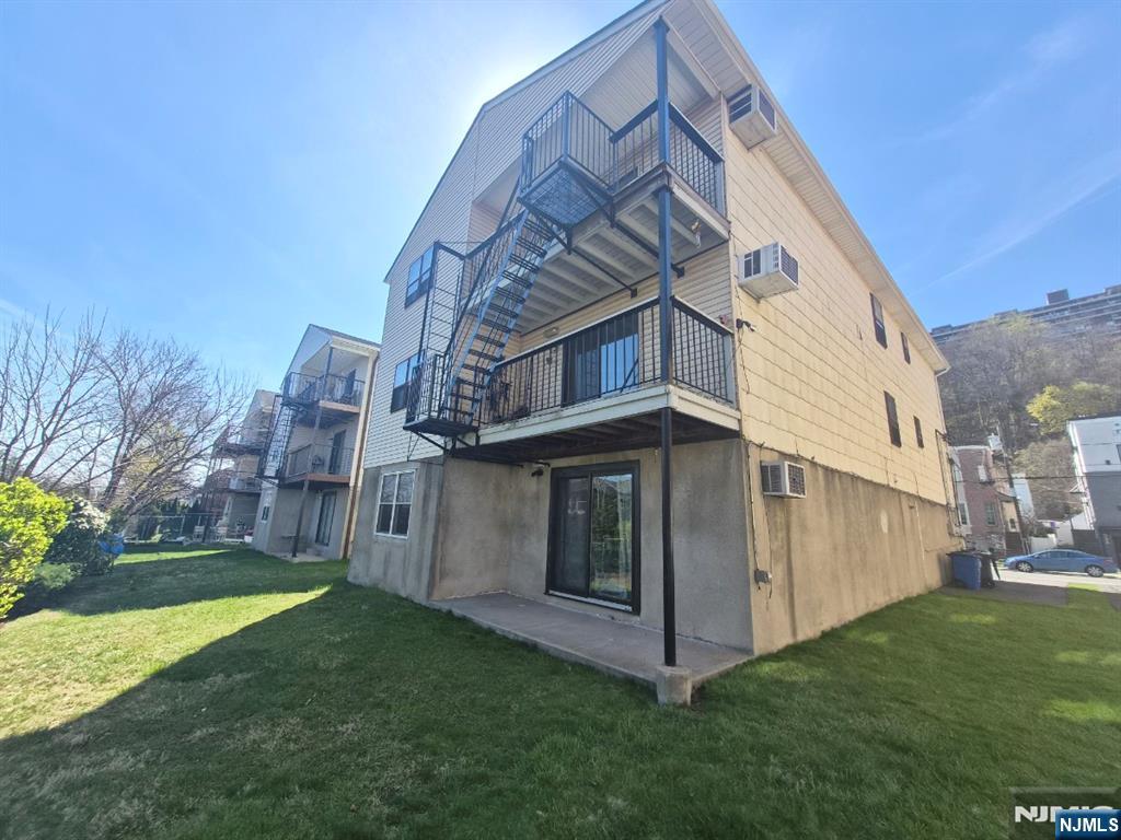 91 Myrtle Avenue, Unit 1 Edgewater, NJ 07020 - Photo 2 of 12