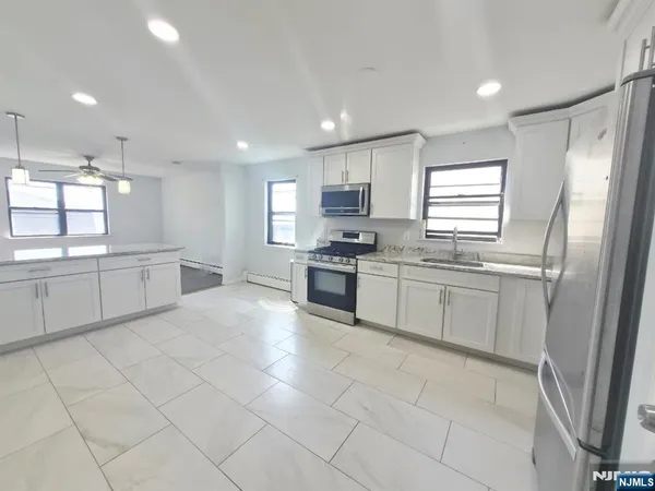 $3,900 | 91 Myrtle Avenue, Unit 1, Edgewater, NJ 07020