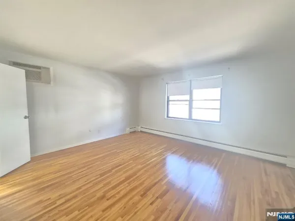 $3,900 | 91 Myrtle Avenue, Unit 1, Edgewater, NJ 07020