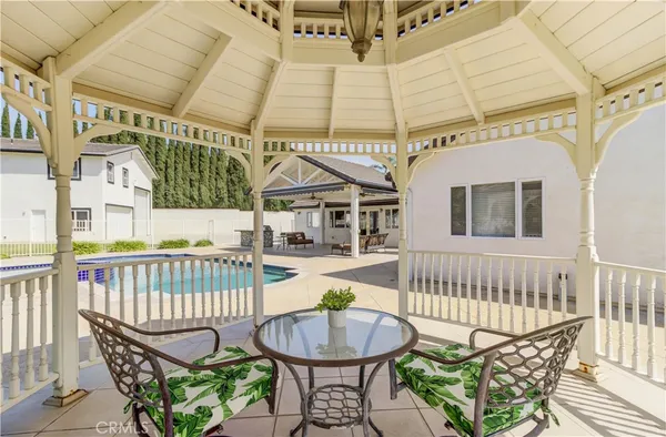 a view of a backyard with garden