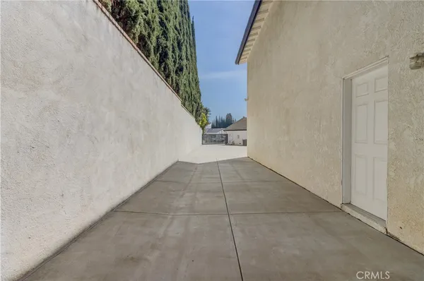 a view of a backyard