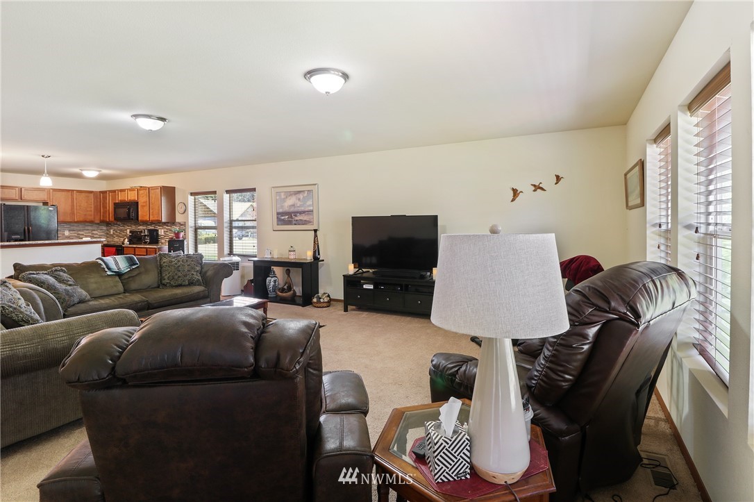 407 Raintree Loop Court Southeast Rainier, WA 98576 - Photo 11 of 38 Gallery Image 11