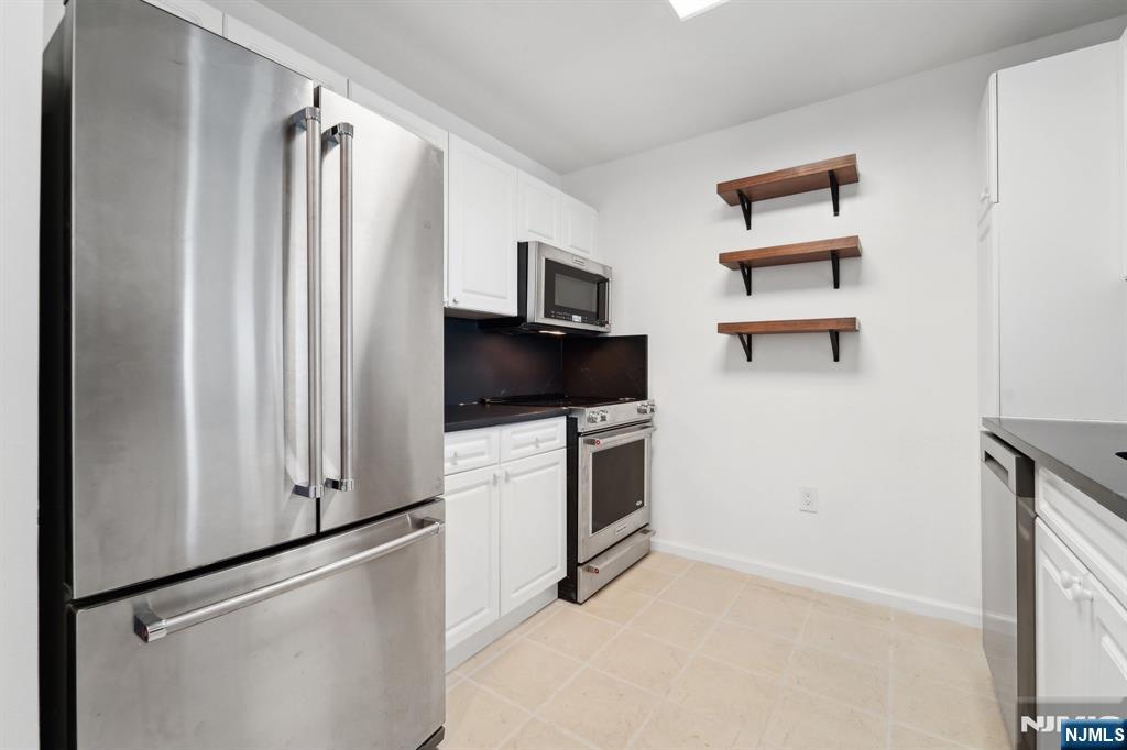 110 City Place Edgewater, NJ 07020 - Photo 7 of 44