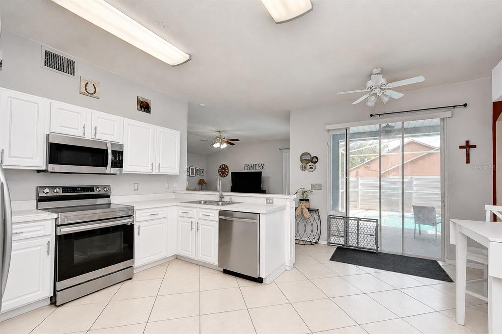 4102 Amber Ridge Lane Valrico, FL 33594 - Photo 8 of 23