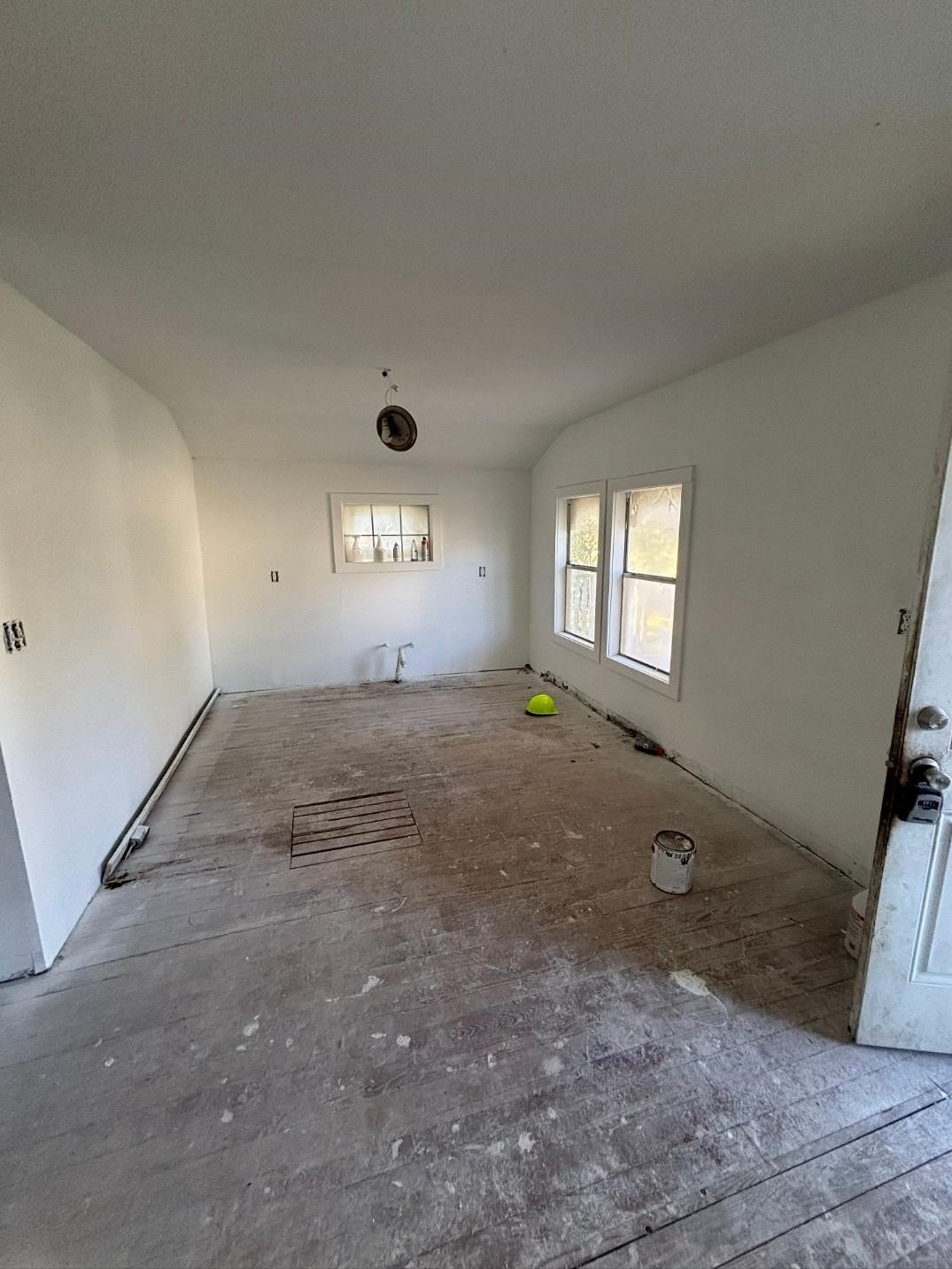 505 Washington Street Edna, TX 77957 - Photo 5 of 9 an empty room with windows