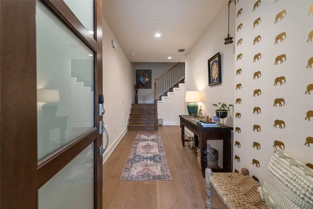 a view of entryway with livingroom