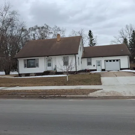 $214,500 | 912 3rd Street Northeast, Roseau, MN 56751