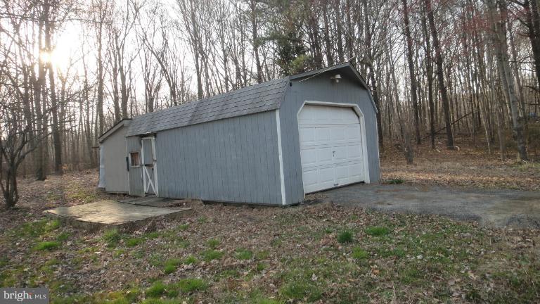 199 Hilltop Road Elkton, MD 21921 - Photo 3 of 17 a view of a small house