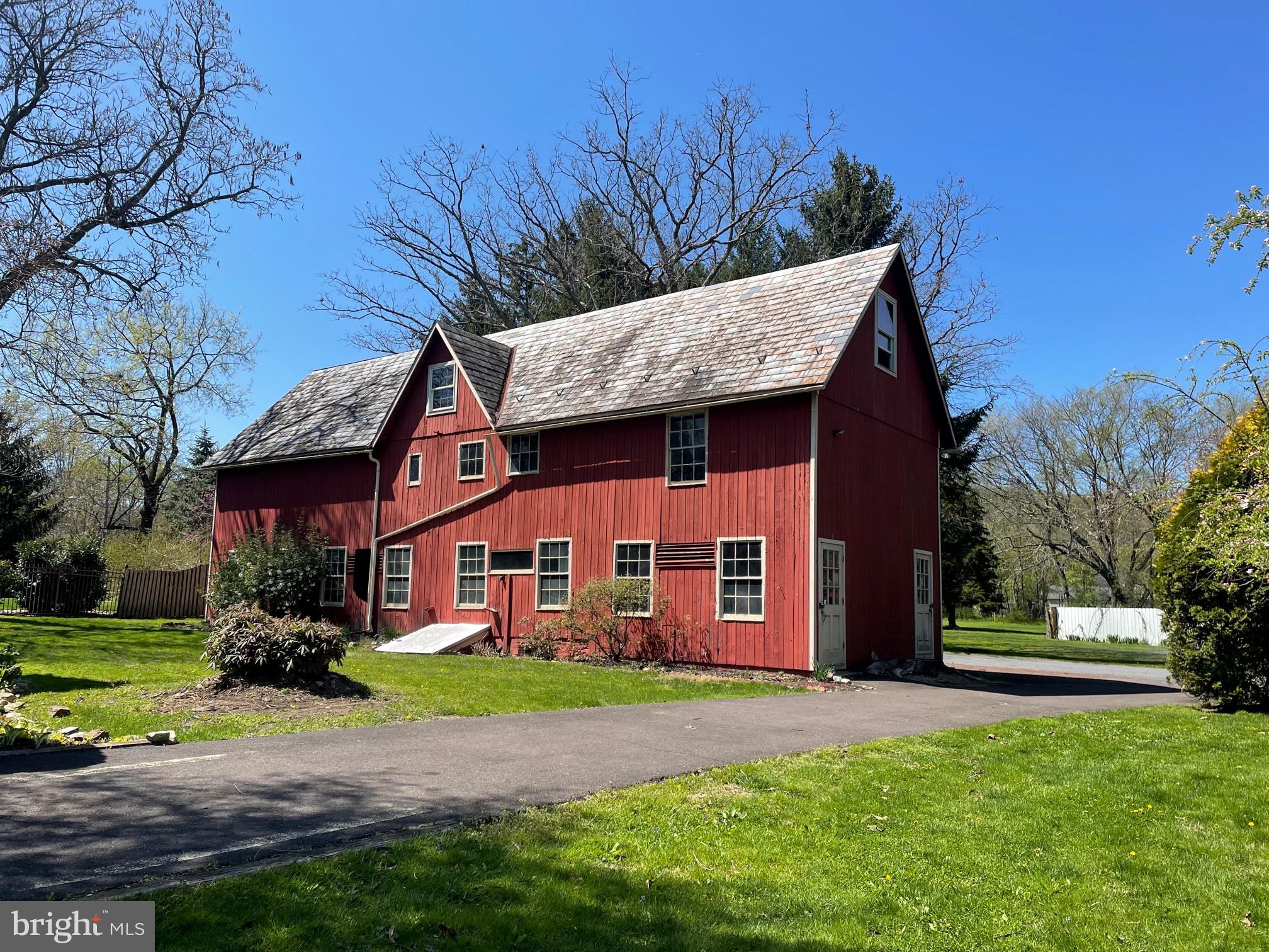 225 Linden Lane Riegelsville, PA 18077 - Photo 3 of 27 2 story barn