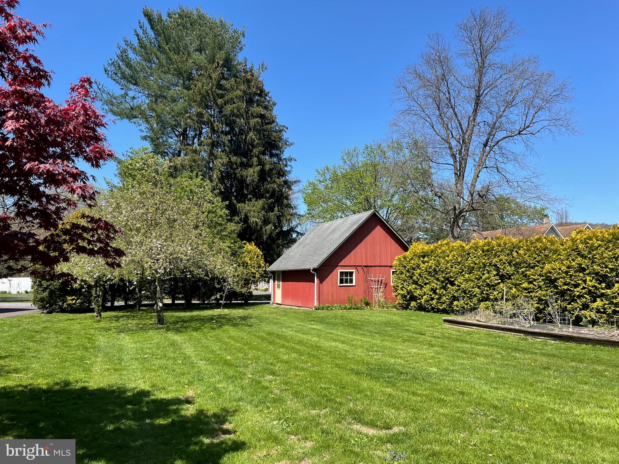 225 Linden Lane Riegelsville, PA 18077 - Photo 5 of 27 Side yard and detached garage