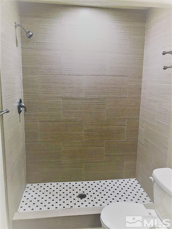 237 East Arroyo Street Reno, NV 89502 - Photo 6 of 10 a bathroom with a toilet
