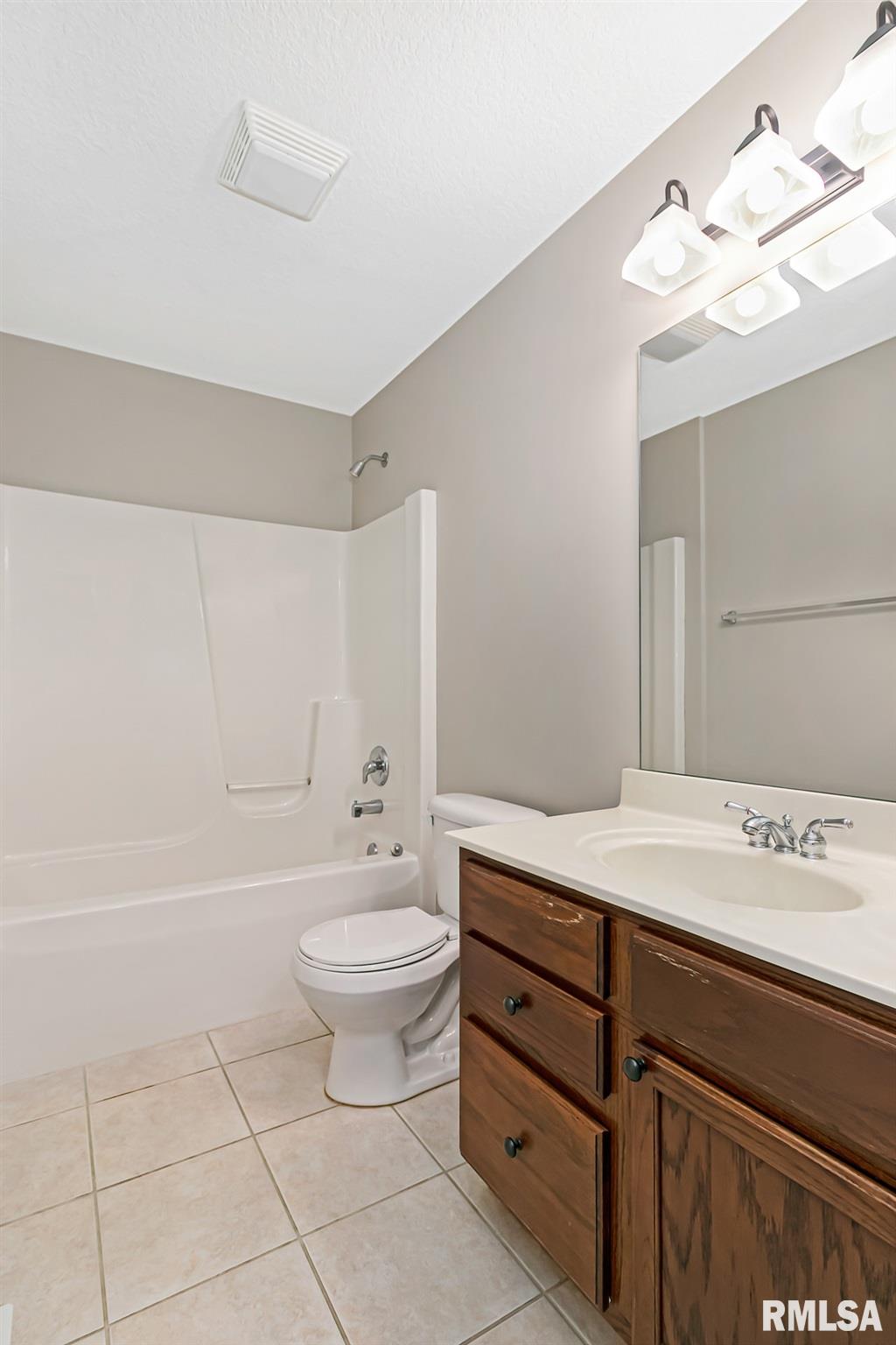 5732 Appleton Road Bettendorf, IA 52722 - Photo 6 of 25 Gallery Image 6