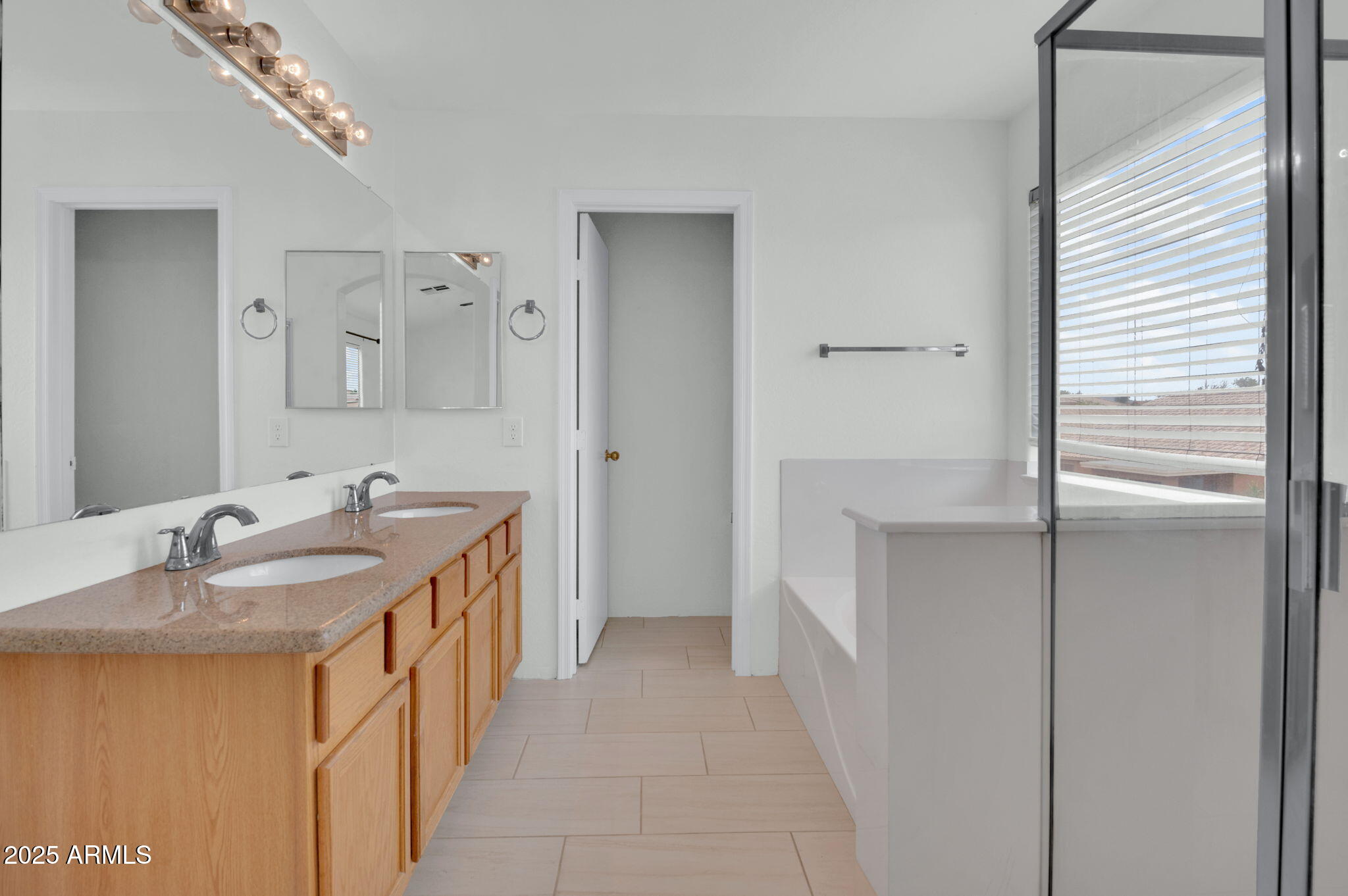 7325 West Williams Street Phoenix, AZ 85043 - Photo 15 of 30 Primary Bathroom