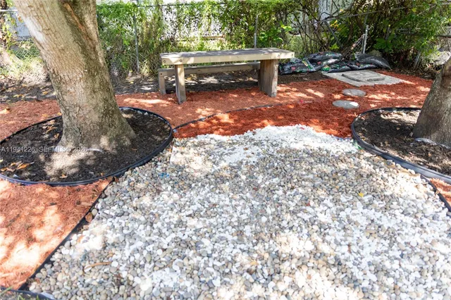 a view of a backyard