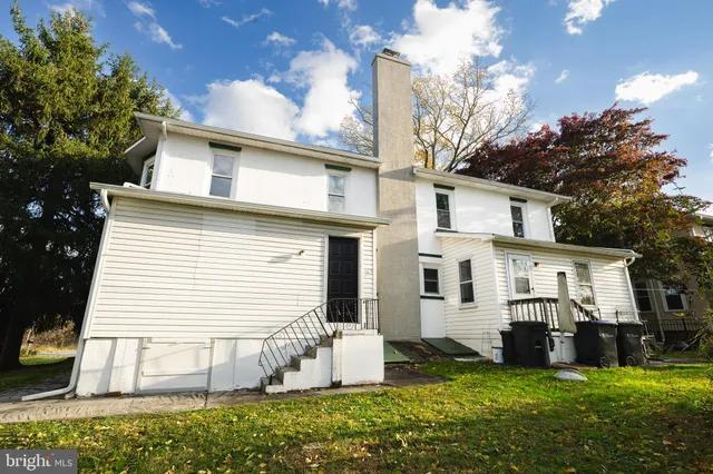 a view of backyard of house with yard