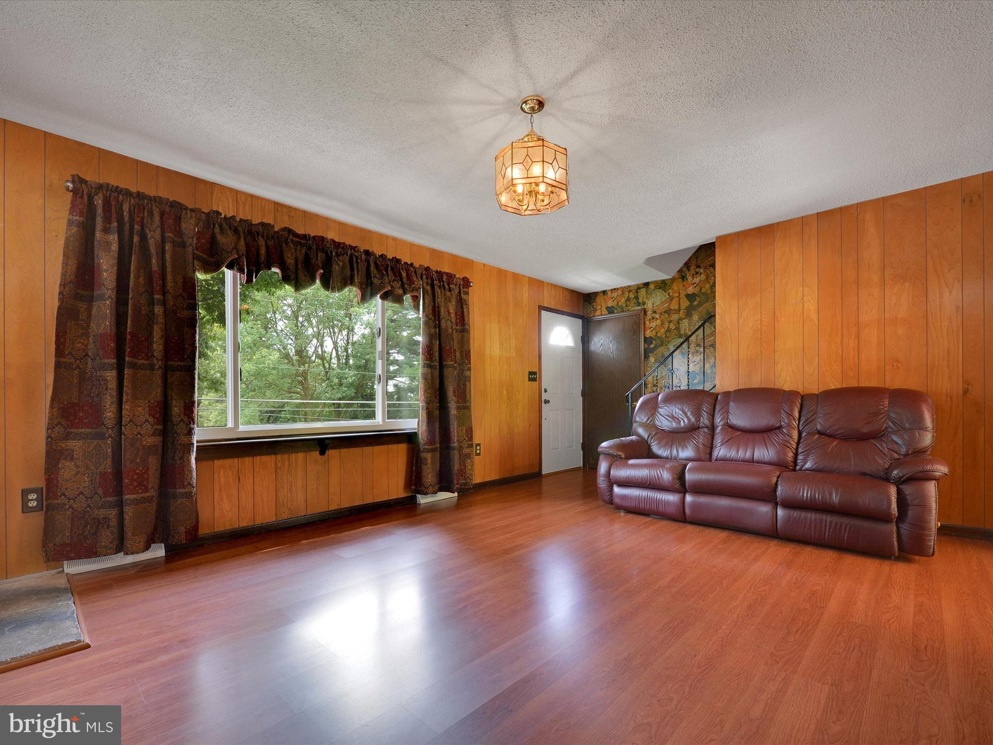 813 Disston View Drive Lititz, PA 17543 - Photo 4 of 26 Living Room