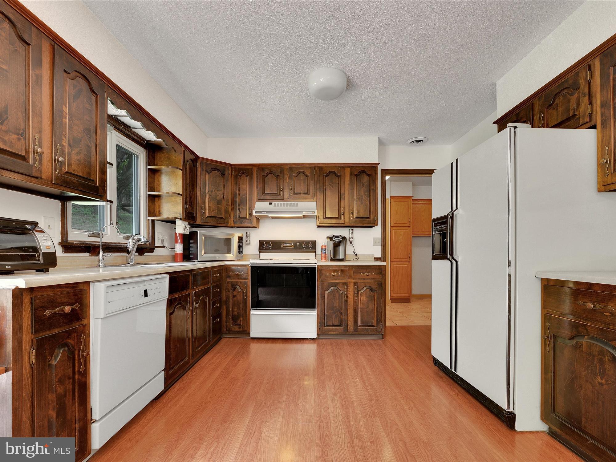 813 Disston View Drive Lititz, PA 17543 - Photo 7 of 26 Kitchen